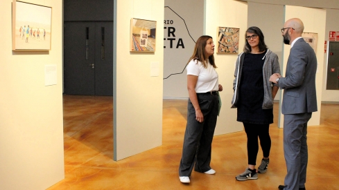 Llega a la Térmica Cultural la muestra ‘Eroding Franco’, sobre la huella ecológica del franquismo. El Subdelegado del Gobierno, Héctor Alaiz, la directora de la Fundación Ciudad de la Energía, Yasodhara López y la comisionada, Carmen Gustrán