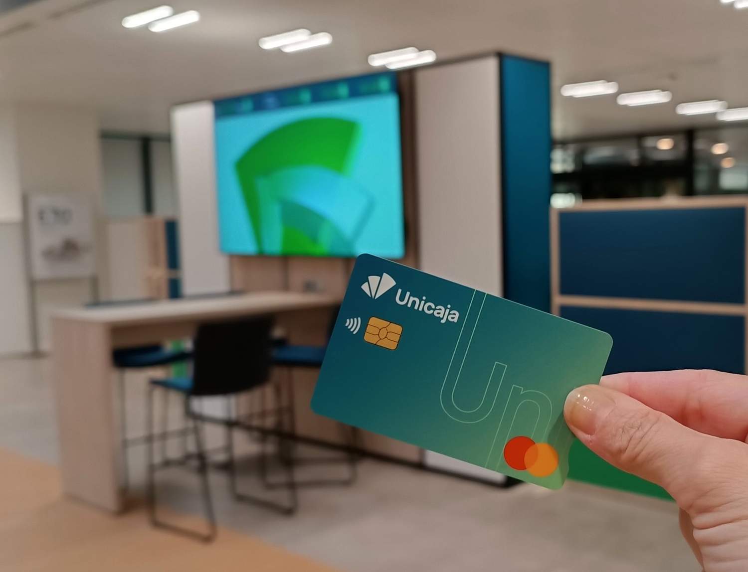 Unicaja refuerza su posicionamiento en el segmento joven, con el relanzamiento de la Tarjeta Débito Joven y una oferta integral de productos y servicios Unicaja refuerza su posicionamiento en el segmento joven, con el relanzamiento de la Tarjeta Débito Joven y una oferta integral de productos y servicios
