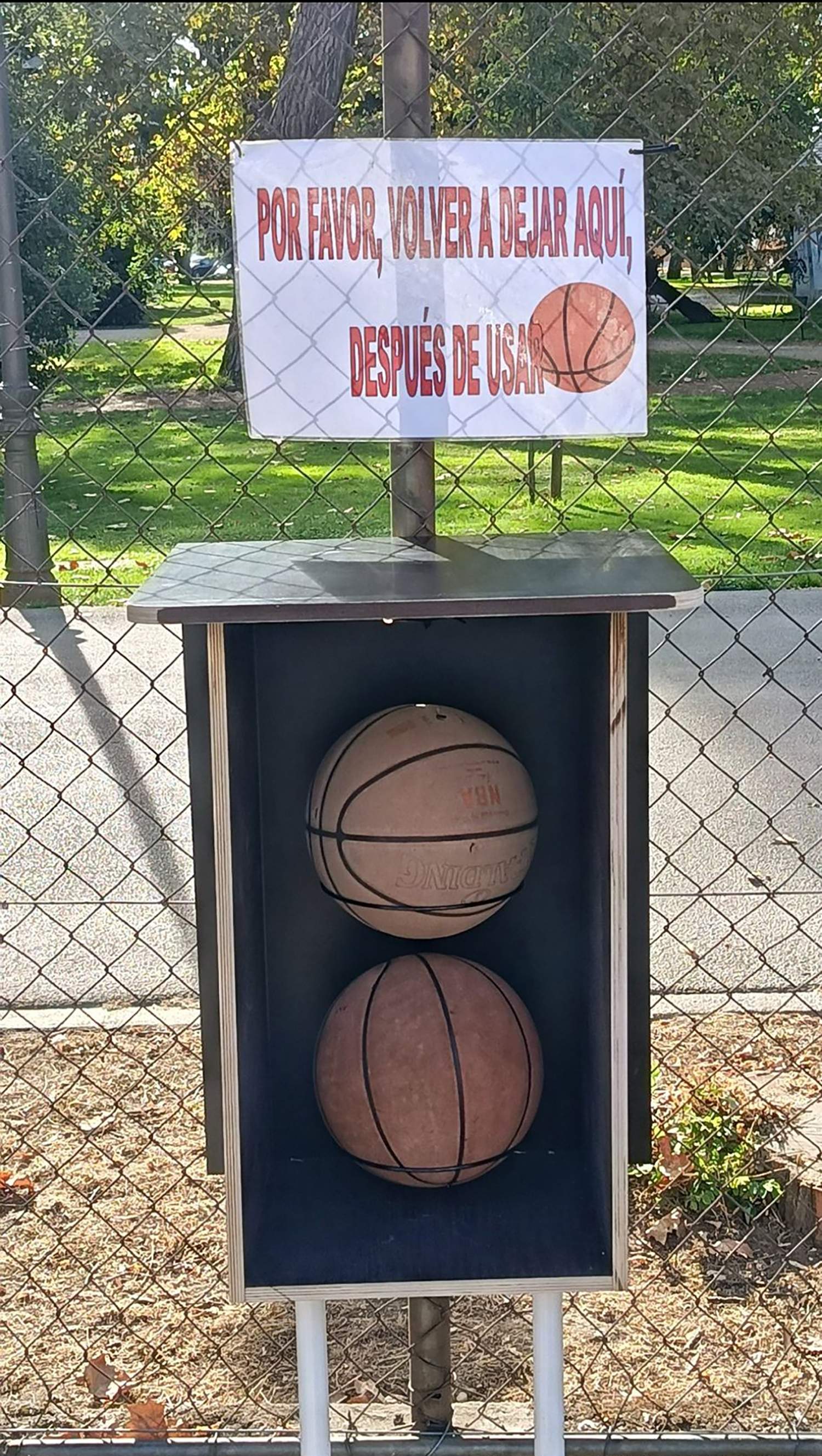 Balones de baloncesto en El Plantío. Balones de baloncesto en El Plantío.