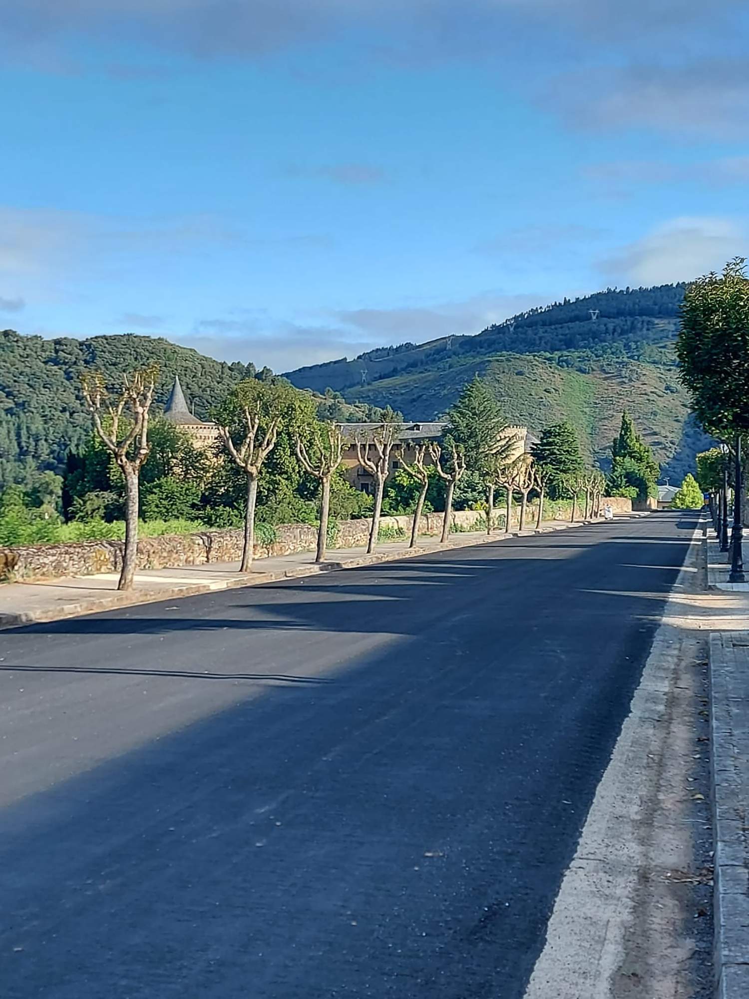 Asfltado de la entrad de Villafranca desde la carretera de Cacabelos Asfltado de la entrad de Villafranca desde la carretera de Cacabelos