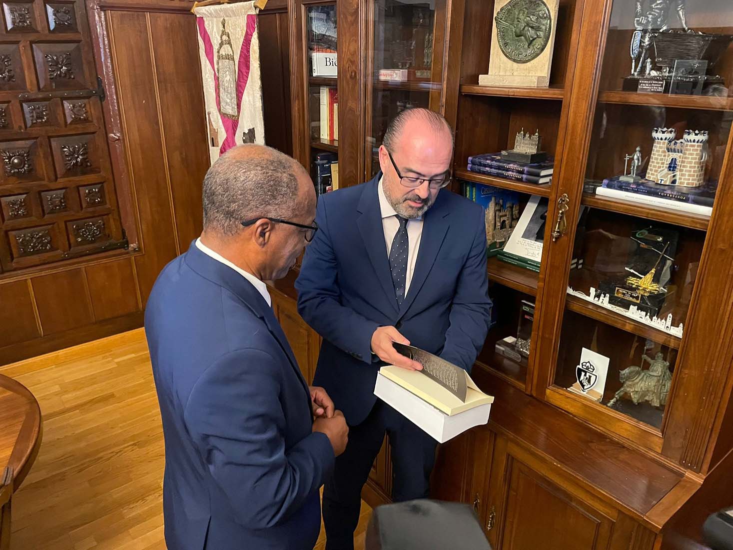 Ulisses Correia e Silva fue recibido en el Ayuntamiento de Ponferrada por el alcalde Marco Morala (5)