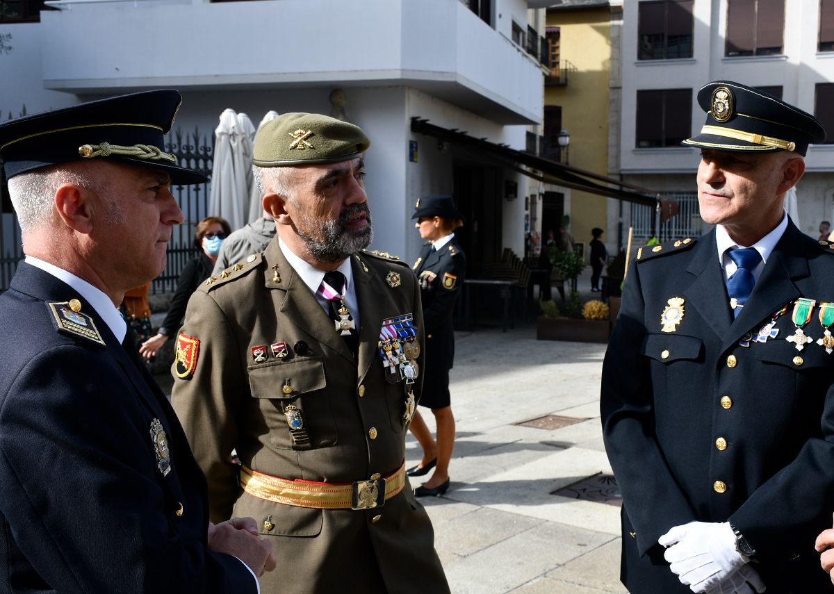 policia encina portada