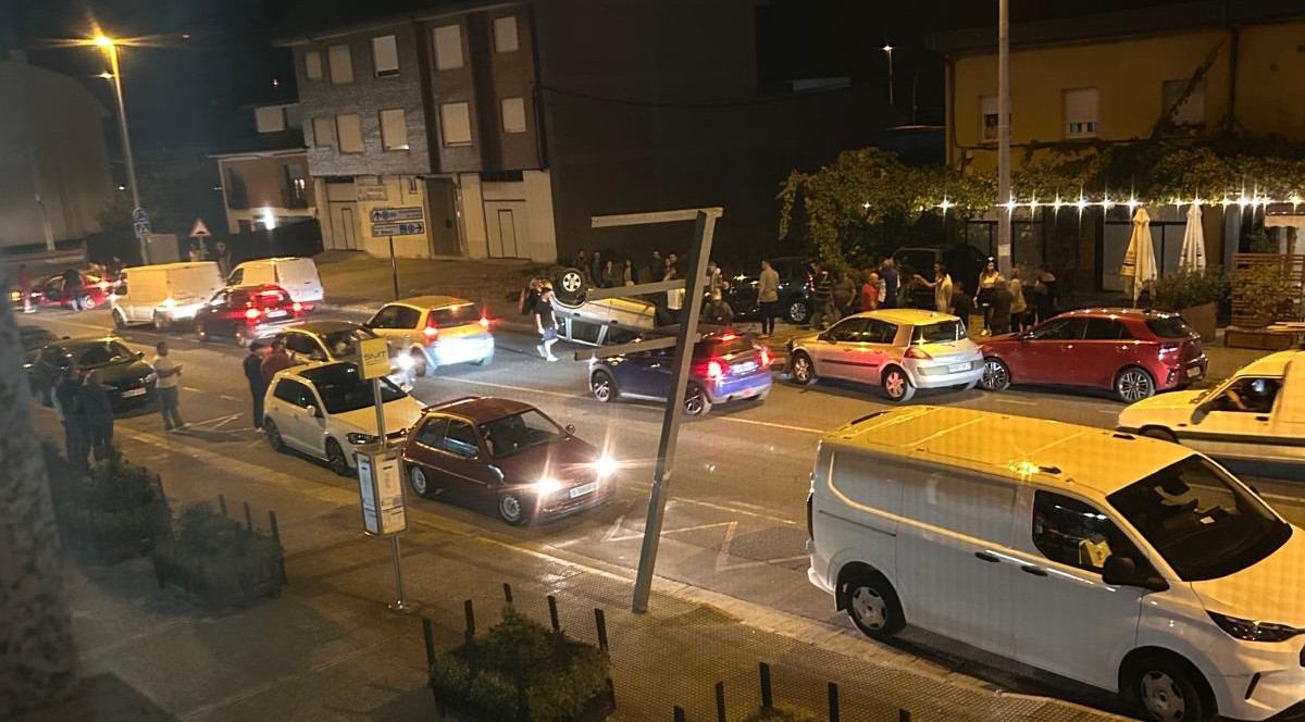 Un coche vuelca en Fuentesnuevas tras una colisión con, al menos, 5 vehículos implicados