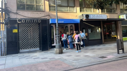 Colas para hacerse con uno de los viajes del IMSERSO