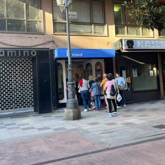 Colas para hacerse con uno de los viajes del IMSERSO