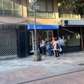 Colas para hacerse con uno de los viajes del IMSERSO