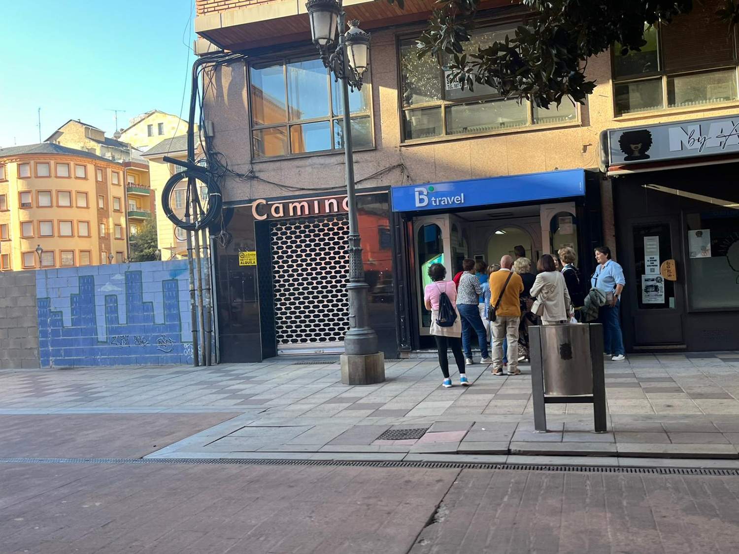 Colas para hacerse con uno de los viajes del IMSERSO 2