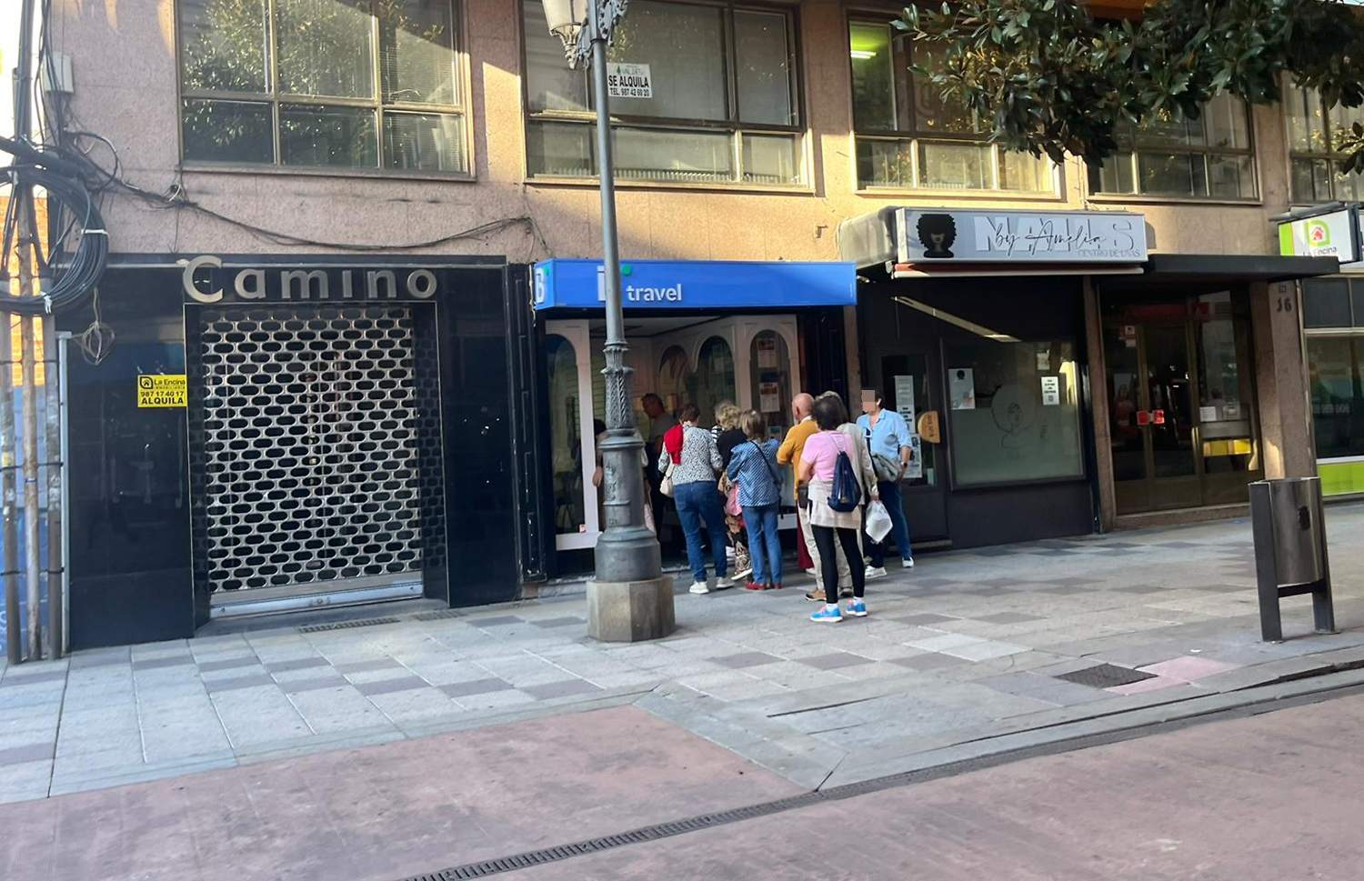 Colas para hacerse con uno de los viajes del IMSERSO