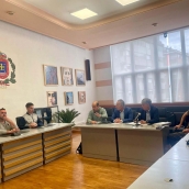 Cubrecontenedores, pastores eléctricos y trampas para reforzar la prevención del oso pardo en el Bierzo Alto y Laciana