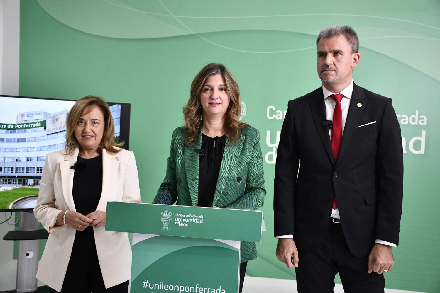Inicio del curso en la Universidad. Vicerectora del Campus de Ponferrada, Pilar Marqués, rectora de la ULE, Nuria González, yvicerector de actividad académica, Julio Abad