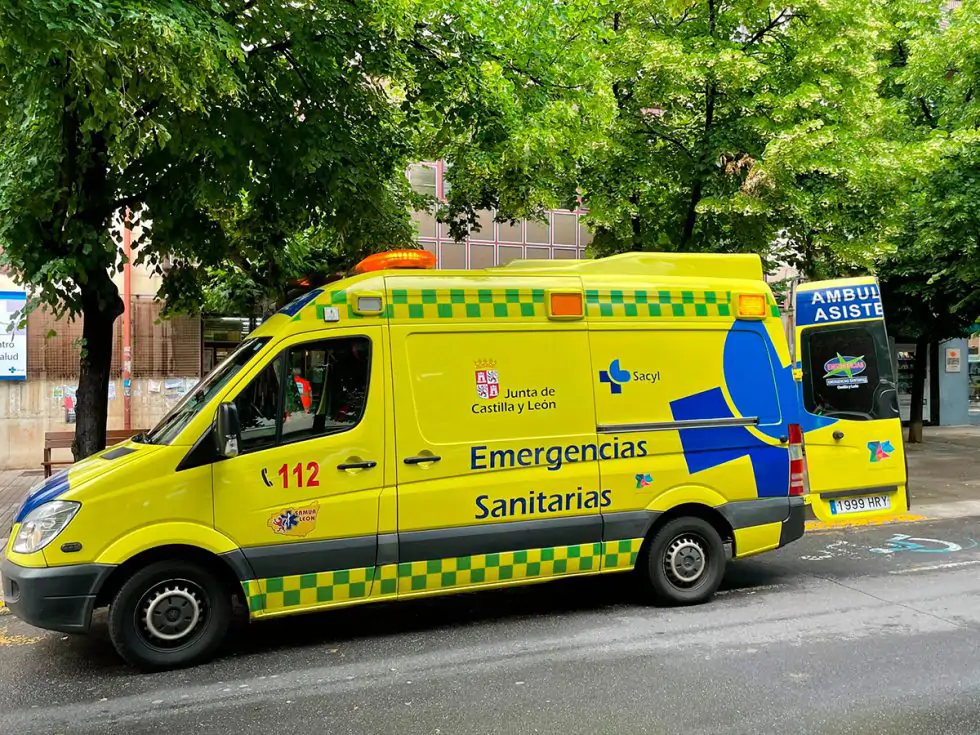 Heridos dos trabajadores al caer desde un tejado una altura de unos 7 metros en Valdepolo (León) | Ambulancia