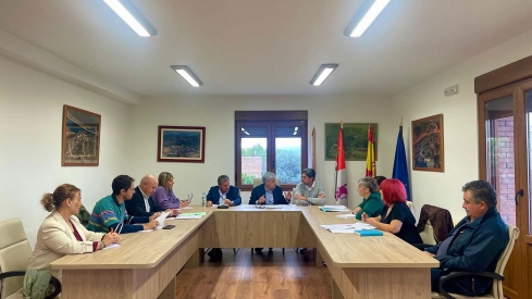 La Junta detalla en Congosto las ayudas y medidas para recuperar el campo leonés tras los incendios del verano