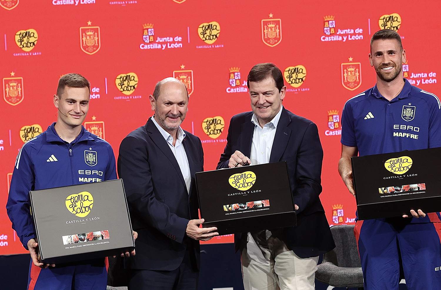 Juan Lázaro ICAL. El presidente de la Junta, Alfonso Fernández Mañueco, participa en el acto de presentación del patrocinio de 'Tierra de Sabor' a la Selección Española de Fútbol (3 Juan Lázaro ICAL. El presidente de la Junta, Alfonso Fernández Mañueco, participa en el acto de presentación del patrocinio de 'Tierra de Sabor' a la Selección Española de Fútbol (3