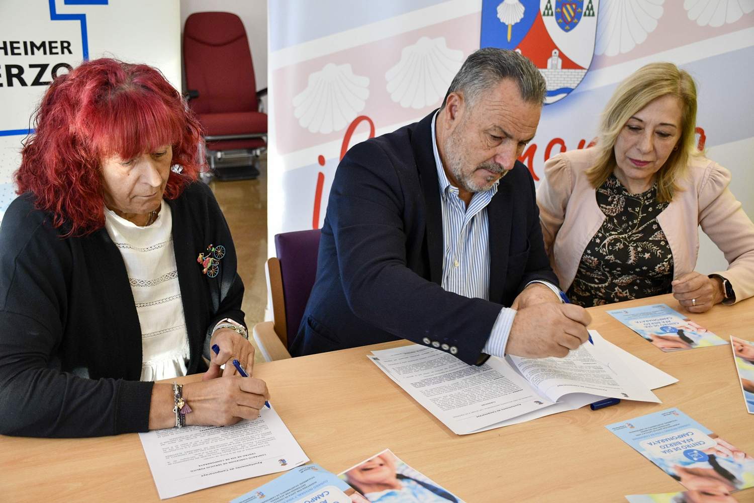 Nuevo centro día en Camponaraya. Firma de la presidenta de AFA Bierzo, Rosario Balsa Soto, el alcalde de Camponaraya, Eduardo Morán, y la directora del Centro de Desarrollo Rural (CDR) AFA Bierzo, Ana Pilar Rodríguez