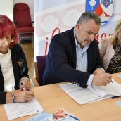 Nuevo centro día en Camponaraya. Firma de la presidenta de AFA Bierzo, Rosario Balsa Soto, el alcalde de Camponaraya, Eduardo Morán, y la directora del Centro de Desarrollo Rural (CDR) AFA Bierzo, Ana Pilar Rodríguez