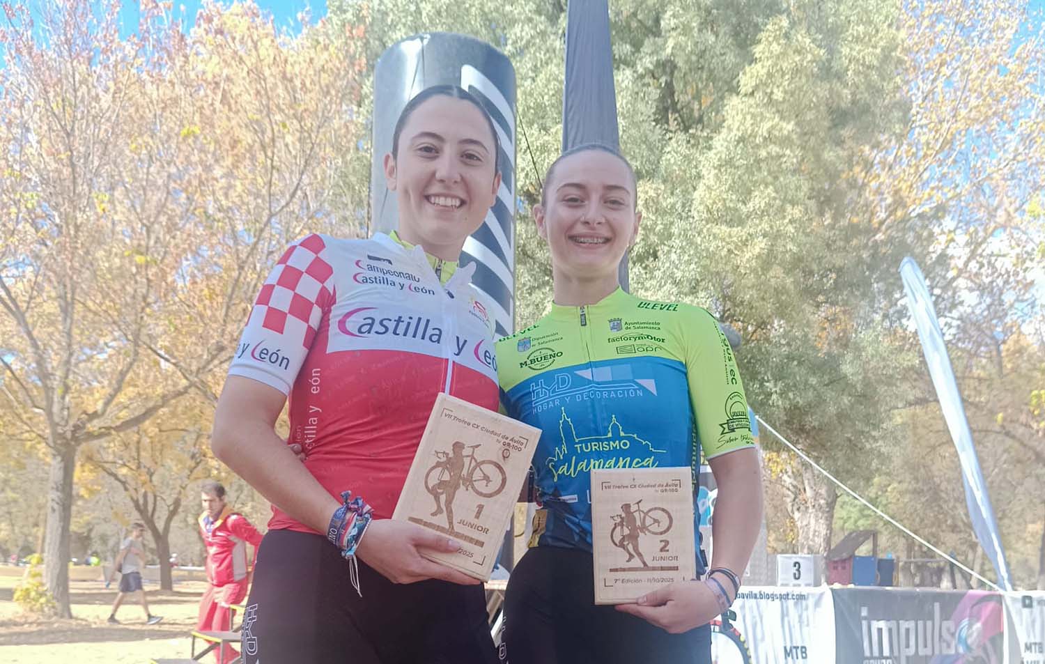 Las ciclistas bercianas Vega Albares y Paula Rincón