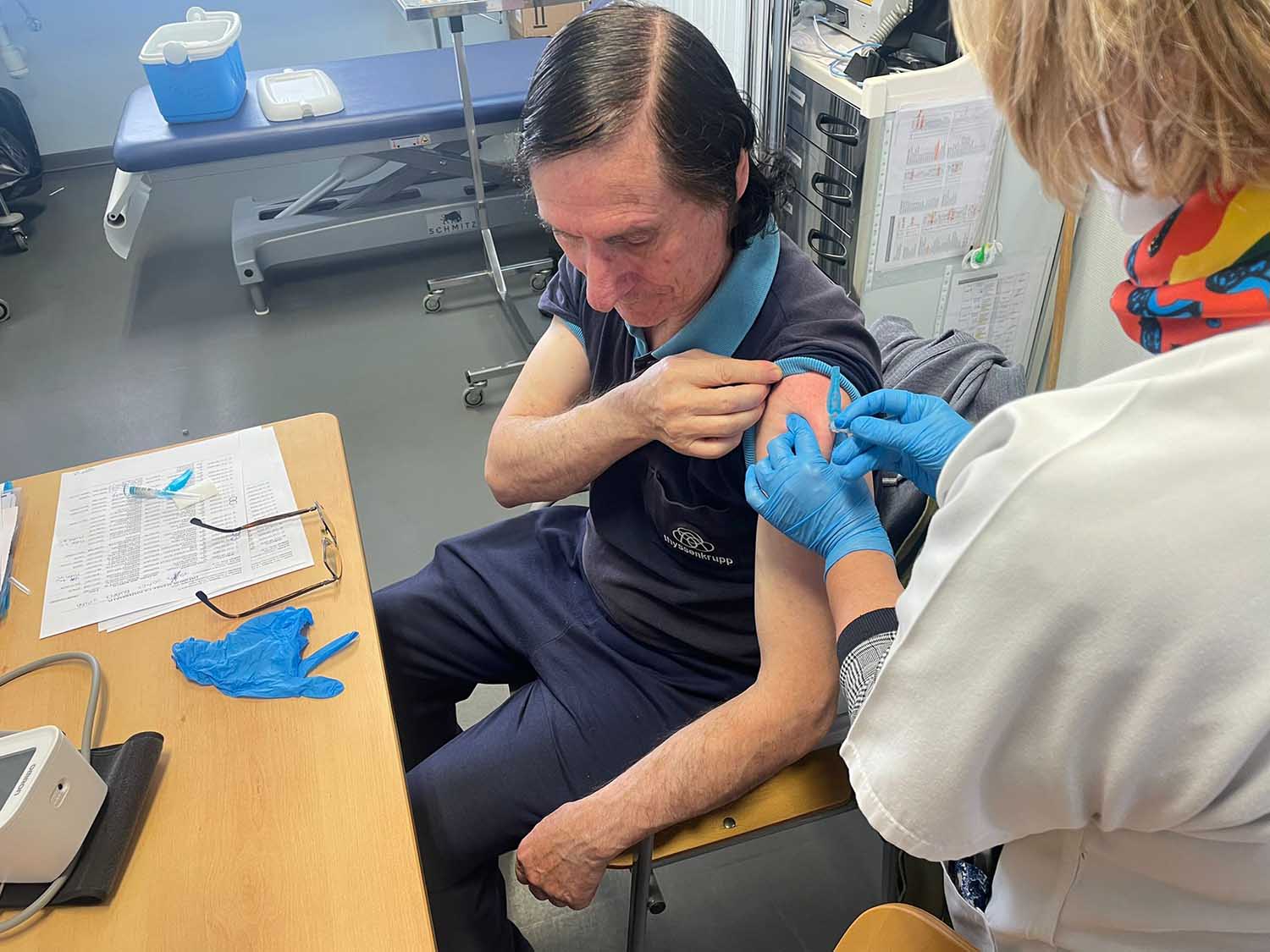 Cuatrovientos abre la campaña de vacunación contra la gripe y el COVID en el Bierzo con los primeros pinchazos