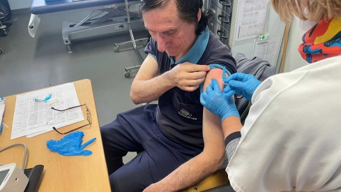 Arranca la campaña de vacunación contra la gripe y el COVID en El Bierzo para la población general