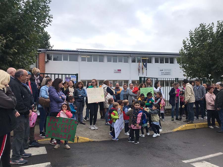 Concentración a las puertas del colegio La Borreca en Ponferrada