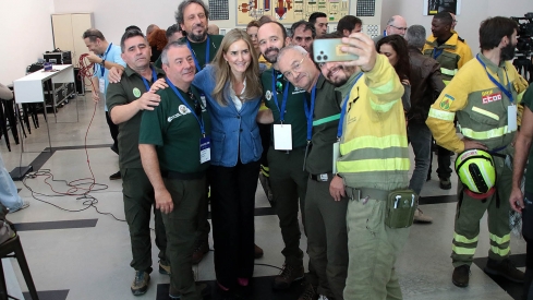 Peio García ICAL. La vicepresidenta Sara Aagesen y el delegado del Gobierno, Nicanor Sen, se reúnen con brigadistas BRIF en la segunda jornada de la Convención por un Pacto de Estado frente a la Emergencia Climática.