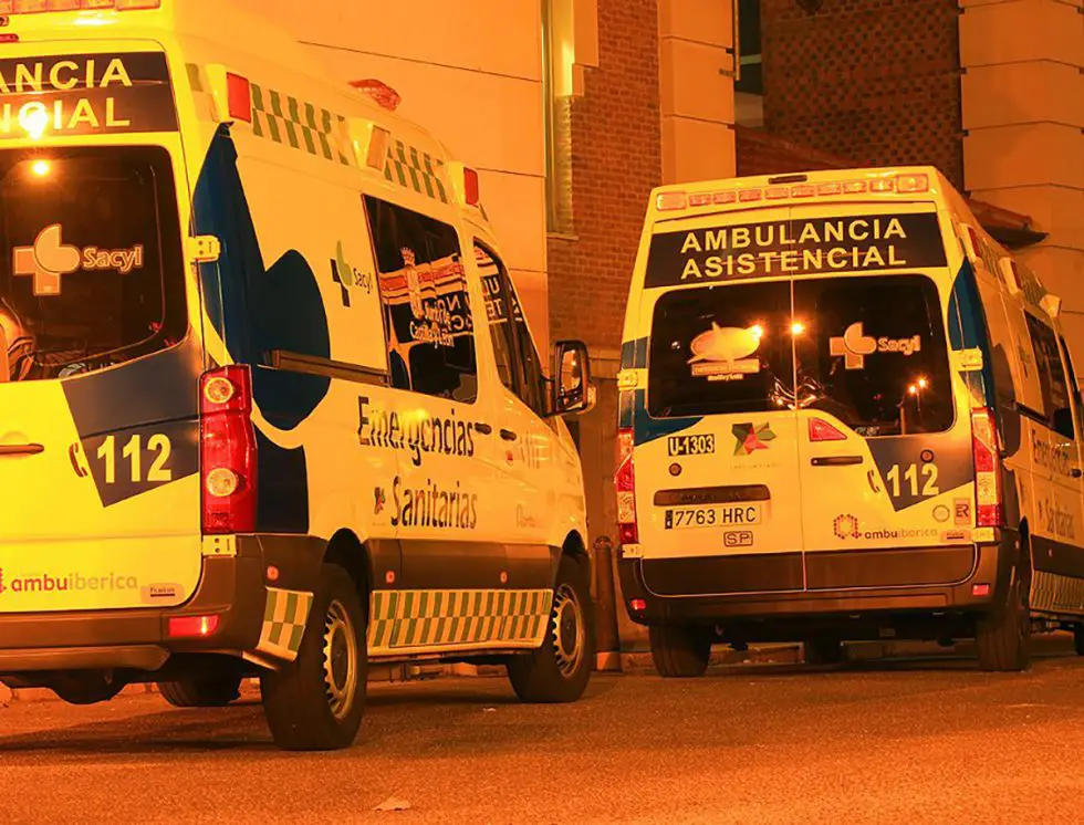 Ambulancia Sacyl de noche en Ponferrada / Archivo Ambulancia Sacyl de noche en Ponferrada / Archivo