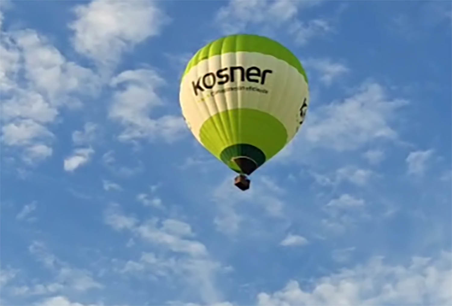 El globo aerostático de Saltoki cumple con su cita anual y sobrevuela los cielos del Bierzo El globo aerostático de Saltoki cumple con su cita anual y sobrevuela los cielos del Bierzo