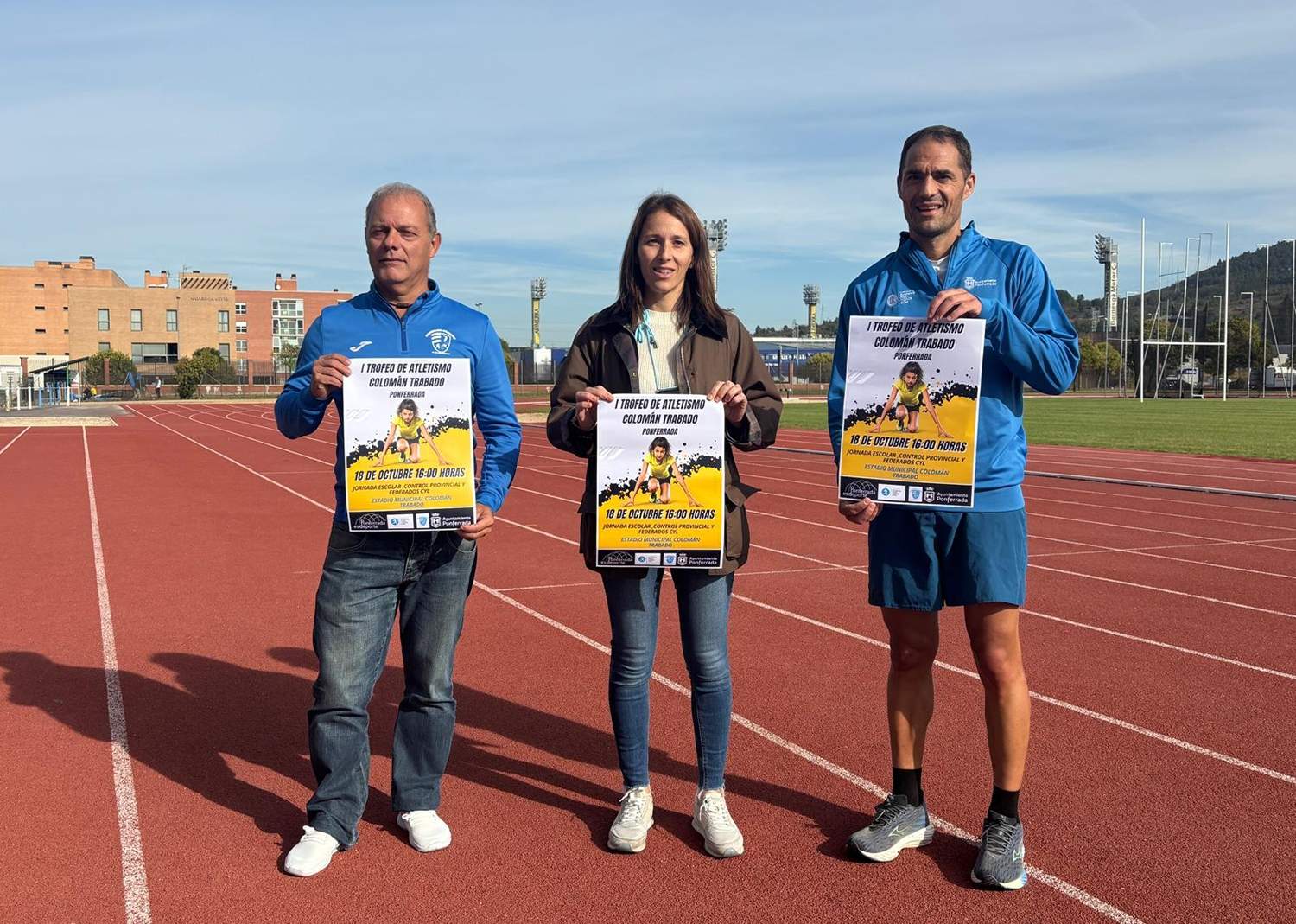 Los organizadores del I Trofeo Colomán Trabado, José Luis Álvarez (I) y Álex Martínez (D), y la concejala de Deportes de Ponferrada, Eva González
