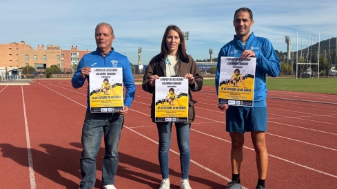 Los organizadores del I Trofeo Colomán Trabado, José Luis Álvarez (I) y Álex Martínez (D), y la concejala de Deportes de Ponferrada, Eva González