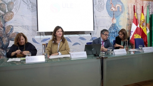 Peio García / ICAL. La rectora de la Universidad de León, Nuria González, y el vicerrector Investigación y Transferencia, Santiago Gutiérrez, presentan ULEgif, un grupo de trabajo constituido para la gestión integral de incendios forestales