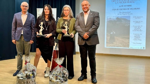 ICAL. Flor León y Lucía Arroyo se alzan con los premios Diputación de León a la Mujer Rural 2025. En la imagen junto al presidente de la Diputación de León, junto con el diputado de Derechos Sociales, Francisco Javier Álvarez,