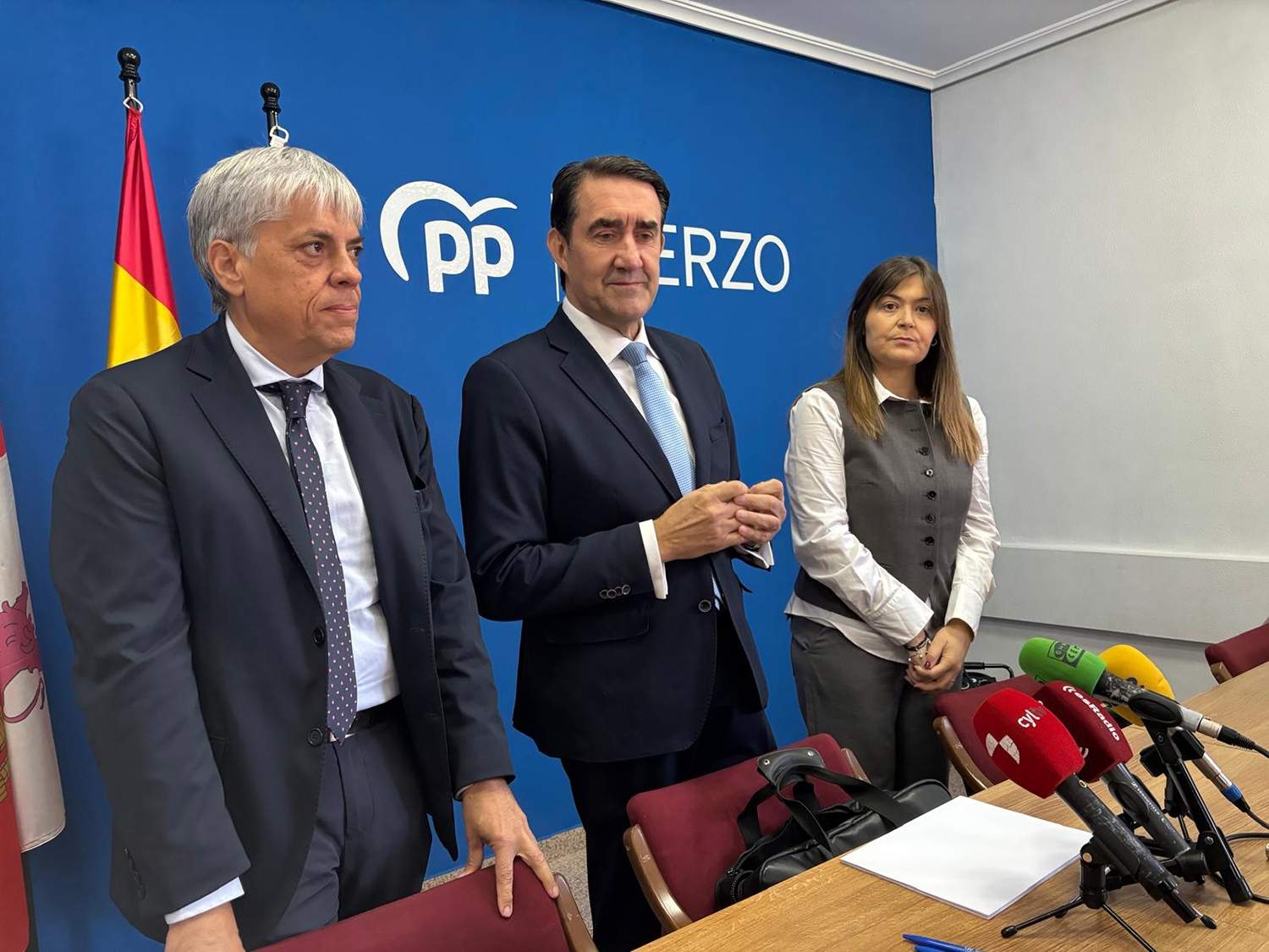 El delegado territorial de la Junta en León, Eduardo Diego (I), el presidente del PP en la provincia de León, Juan Carlos Suárez Quiñones (C), y la procuradora del PP en las Cortes, Beatriz Coelho
