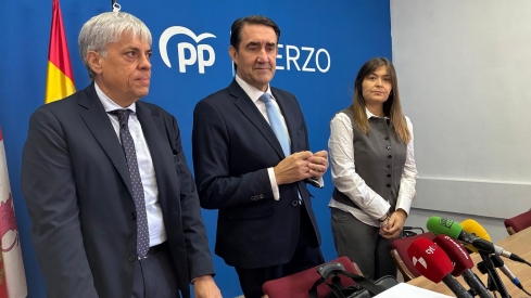 El delegado territorial de la Junta en León, Eduardo Diego (I), el presidente del PP en la provincia de León, Juan Carlos Suárez Quiñones (C), y la procuradora del PP en las Cortes, Beatriz Coelho