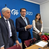 El delegado territorial de la Junta en León, Eduardo Diego (I), el presidente del PP en la provincia de León, Juan Carlos Suárez Quiñones (C), y la procuradora del PP en las Cortes, Beatriz Coelho