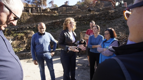 César Sánchez / ICAL . La directora general de Vivienda, Arquitectura, Ordenación del Territorio y Urbanismo, María Pardo, durante su visita las actuaciones de reconstrucción en Lusio (Oencia)