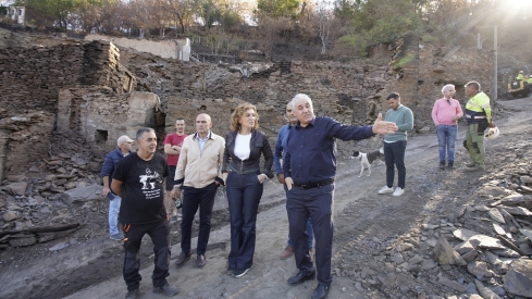 César Sánchez / ICAL . La directora general de Vivienda, Arquitectura, Ordenación del Territorio y Urbanismo, María Pardo, durante su visita las actuaciones de reconstrucción en Lusio (Oencia)