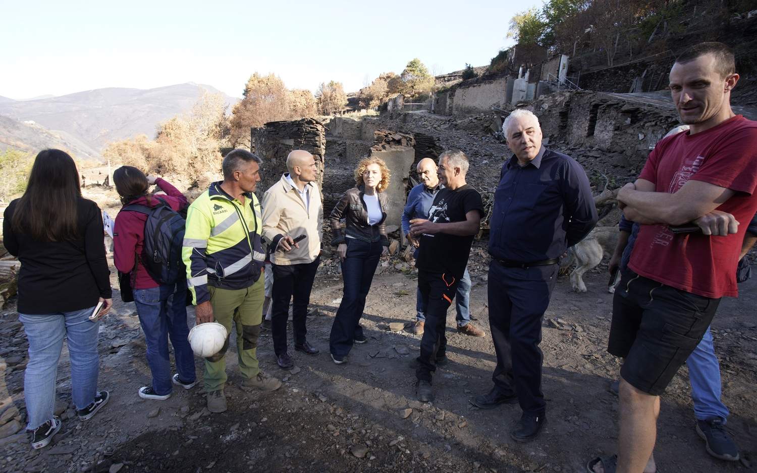 César Sánchez / ICAL . La directora general de Vivienda, Arquitectura, Ordenación del Territorio y Urbanismo, María Pardo, durante su visita las actuaciones de reconstrucción en Lusio (Oencia)