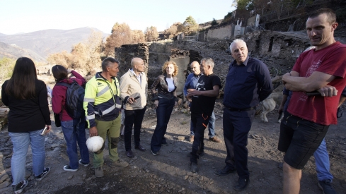 César Sánchez / ICAL . La directora general de Vivienda, Arquitectura, Ordenación del Territorio y Urbanismo, María Pardo, durante su visita las actuaciones de reconstrucción en Lusio (Oencia)