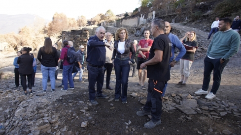 César Sánchez / ICAL . La directora general de Vivienda, Arquitectura, Ordenación del Territorio y Urbanismo, María Pardo, durante su visita las actuaciones de reconstrucción en Lusio (Oencia)