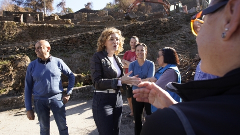 César Sánchez / ICAL . La directora general de Vivienda, Arquitectura, Ordenación del Territorio y Urbanismo, María Pardo, durante su visita las actuaciones de reconstrucción en Lusio (Oencia)