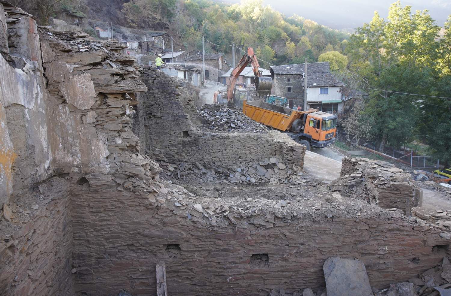 César Sánchez / ICAL . La directora general de Vivienda, Arquitectura, Ordenación del Territorio y Urbanismo, María Pardo, durante su visita las actuaciones de reconstrucción en Lusio (Oencia) César Sánchez / ICAL . La directora general de Vivienda, Arquitectura, Ordenación del Territorio y Urbanismo, María Pardo, durante su visita las actuaciones de reconstrucción en Lusio (Oencia)