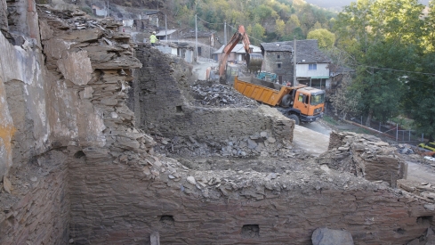César Sánchez / ICAL . La directora general de Vivienda, Arquitectura, Ordenación del Territorio y Urbanismo, María Pardo, durante su visita las actuaciones de reconstrucción en Lusio (Oencia)