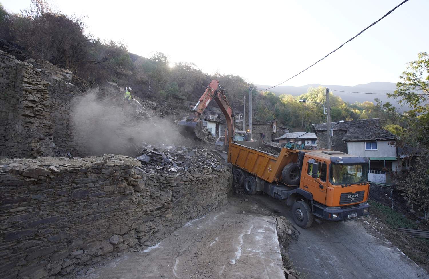 César Sánchez / ICAL . La directora general de Vivienda, Arquitectura, Ordenación del Territorio y Urbanismo, María Pardo, durante su visita las actuaciones de reconstrucción en Lusio (Oencia)