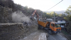 César Sánchez / ICAL . La directora general de Vivienda, Arquitectura, Ordenación del Territorio y Urbanismo, María Pardo, durante su visita las actuaciones de reconstrucción en Lusio (Oencia)