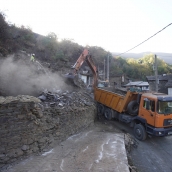 César Sánchez / ICAL . La directora general de Vivienda, Arquitectura, Ordenación del Territorio y Urbanismo, María Pardo, durante su visita las actuaciones de reconstrucción en Lusio (Oencia)