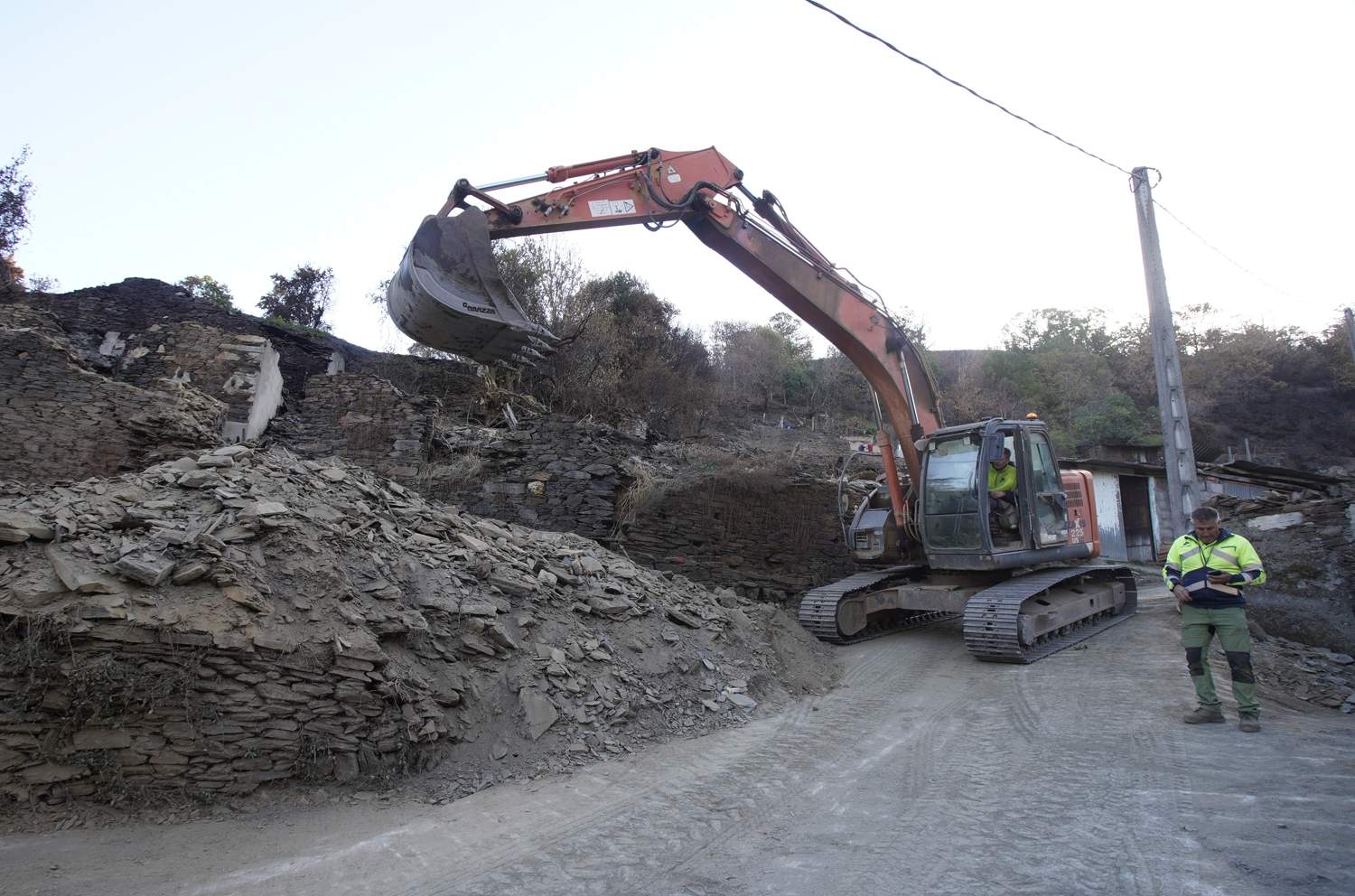 César Sánchez / ICAL . La directora general de Vivienda, Arquitectura, Ordenación del Territorio y Urbanismo, María Pardo, durante su visita las actuaciones de reconstrucción en Lusio (Oencia)