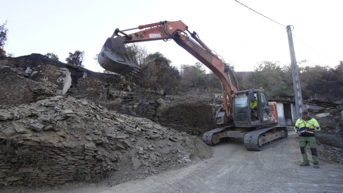 César Sánchez / ICAL . La directora general de Vivienda, Arquitectura, Ordenación del Territorio y Urbanismo, María Pardo, durante su visita las actuaciones de reconstrucción en Lusio (Oencia)
