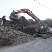 César Sánchez / ICAL . La directora general de Vivienda, Arquitectura, Ordenación del Territorio y Urbanismo, María Pardo, durante su visita las actuaciones de reconstrucción en Lusio (Oencia)