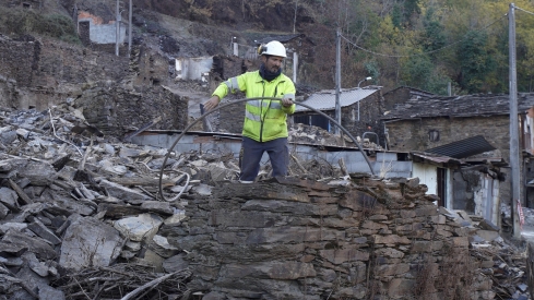 César Sánchez / ICAL . La directora general de Vivienda, Arquitectura, Ordenación del Territorio y Urbanismo, María Pardo, durante su visita las actuaciones de reconstrucción en Lusio (Oencia)