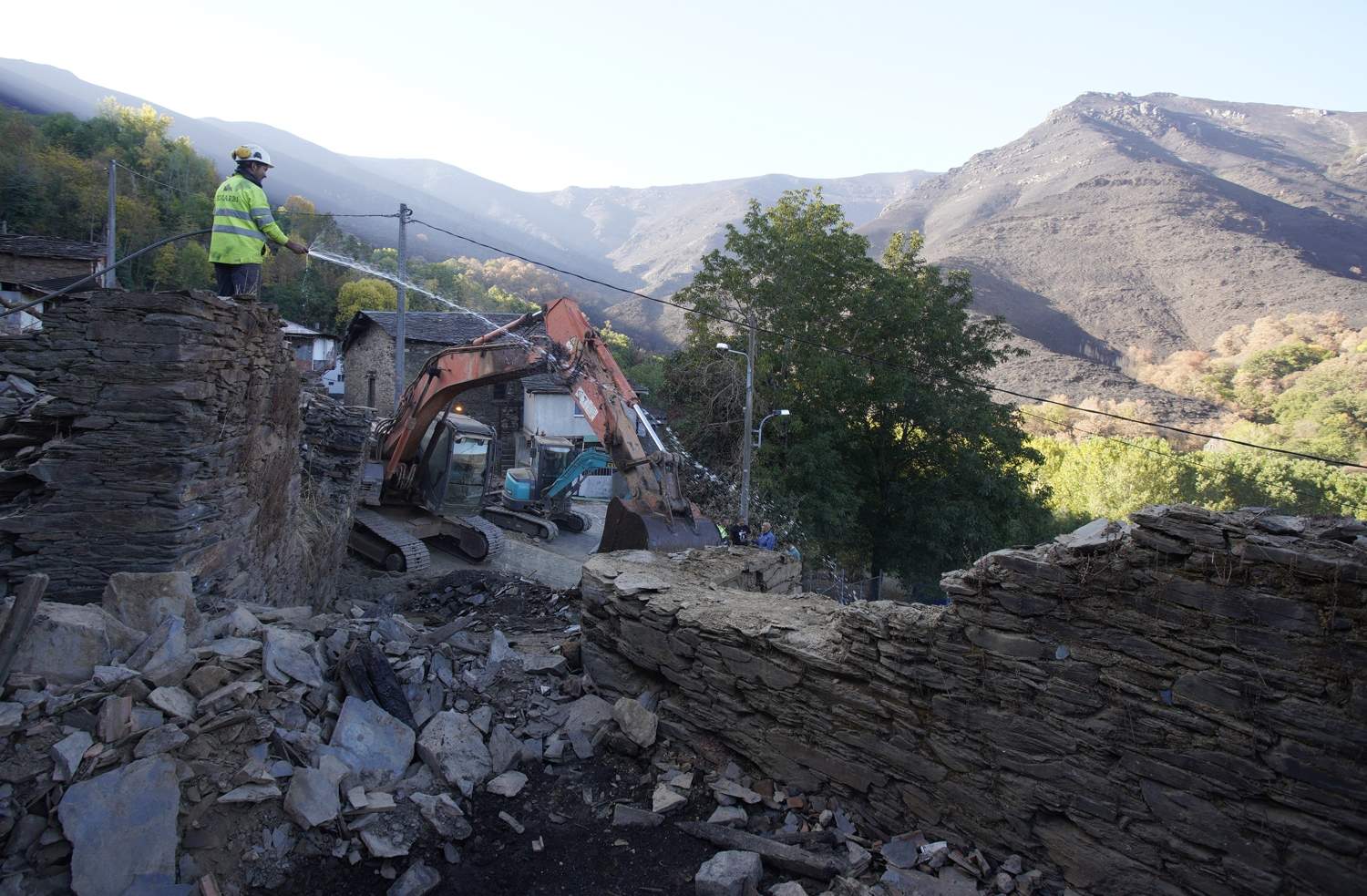 César Sánchez / ICAL . La directora general de Vivienda, Arquitectura, Ordenación del Territorio y Urbanismo, María Pardo, durante su visita las actuaciones de reconstrucción en Lusio (Oencia)