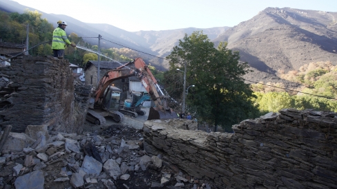 César Sánchez / ICAL . La directora general de Vivienda, Arquitectura, Ordenación del Territorio y Urbanismo, María Pardo, durante su visita las actuaciones de reconstrucción en Lusio (Oencia)